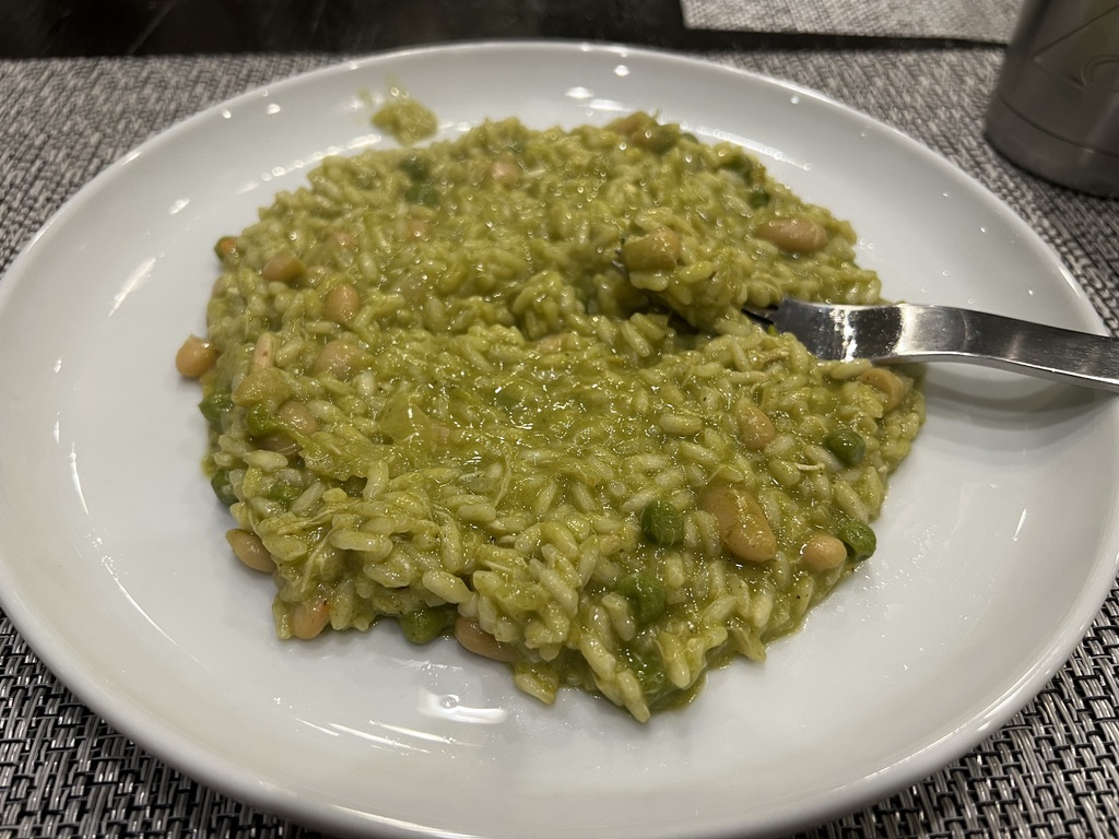 Immagine che contiene cibo, stoviglie, interno, piatto
Il contenuto generato dall'IA potrebbe non essere corretto.