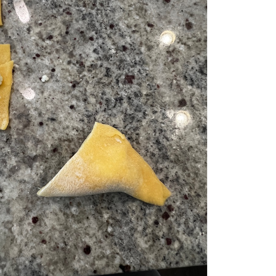 Immagine che contiene terreno, fagottino, pietra, giallo
Il contenuto generato dall'IA potrebbe non essere corretto.