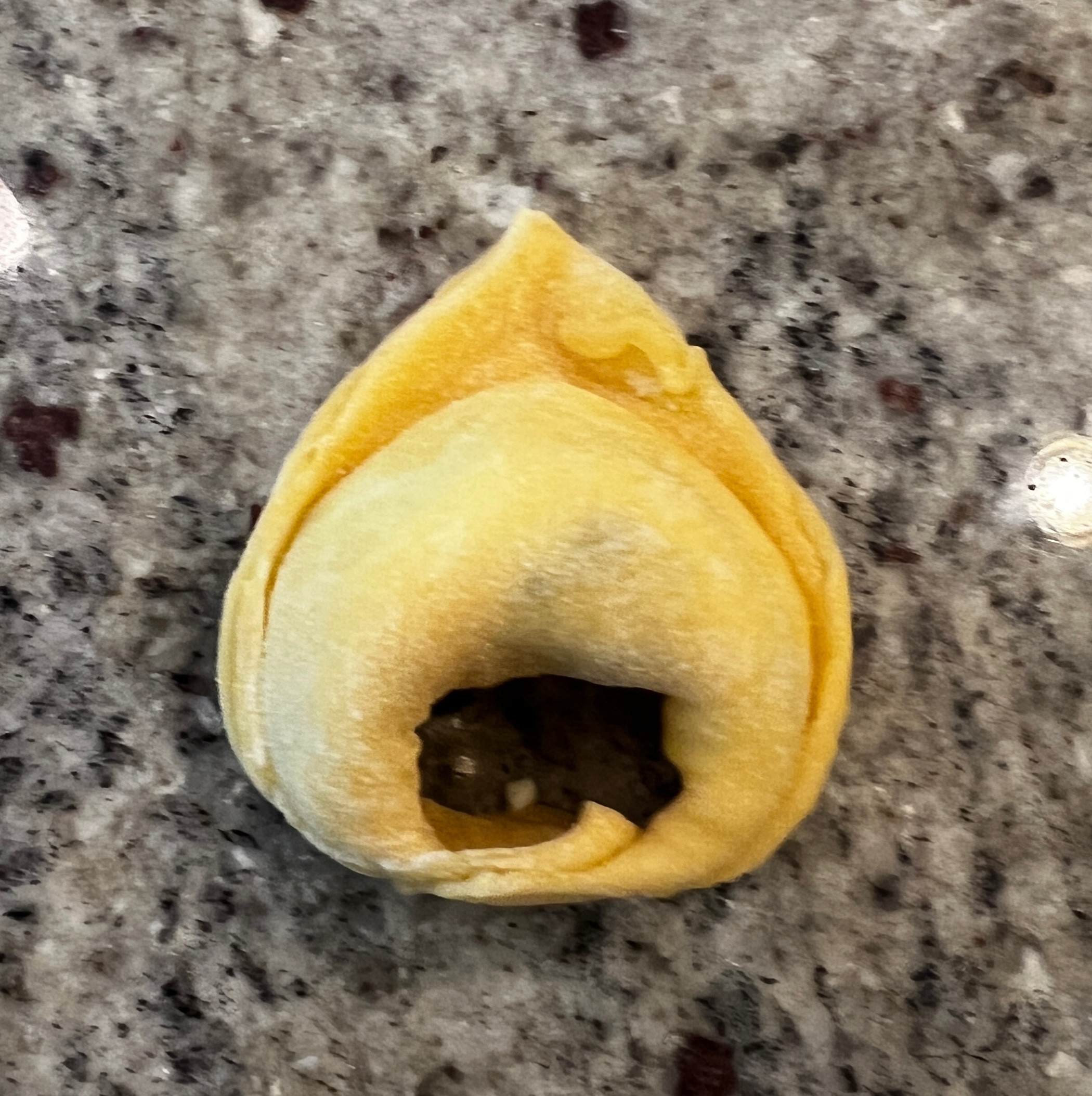 Immagine che contiene cibo, Fast food, terreno, buco
Il contenuto generato dall'IA potrebbe non essere corretto.